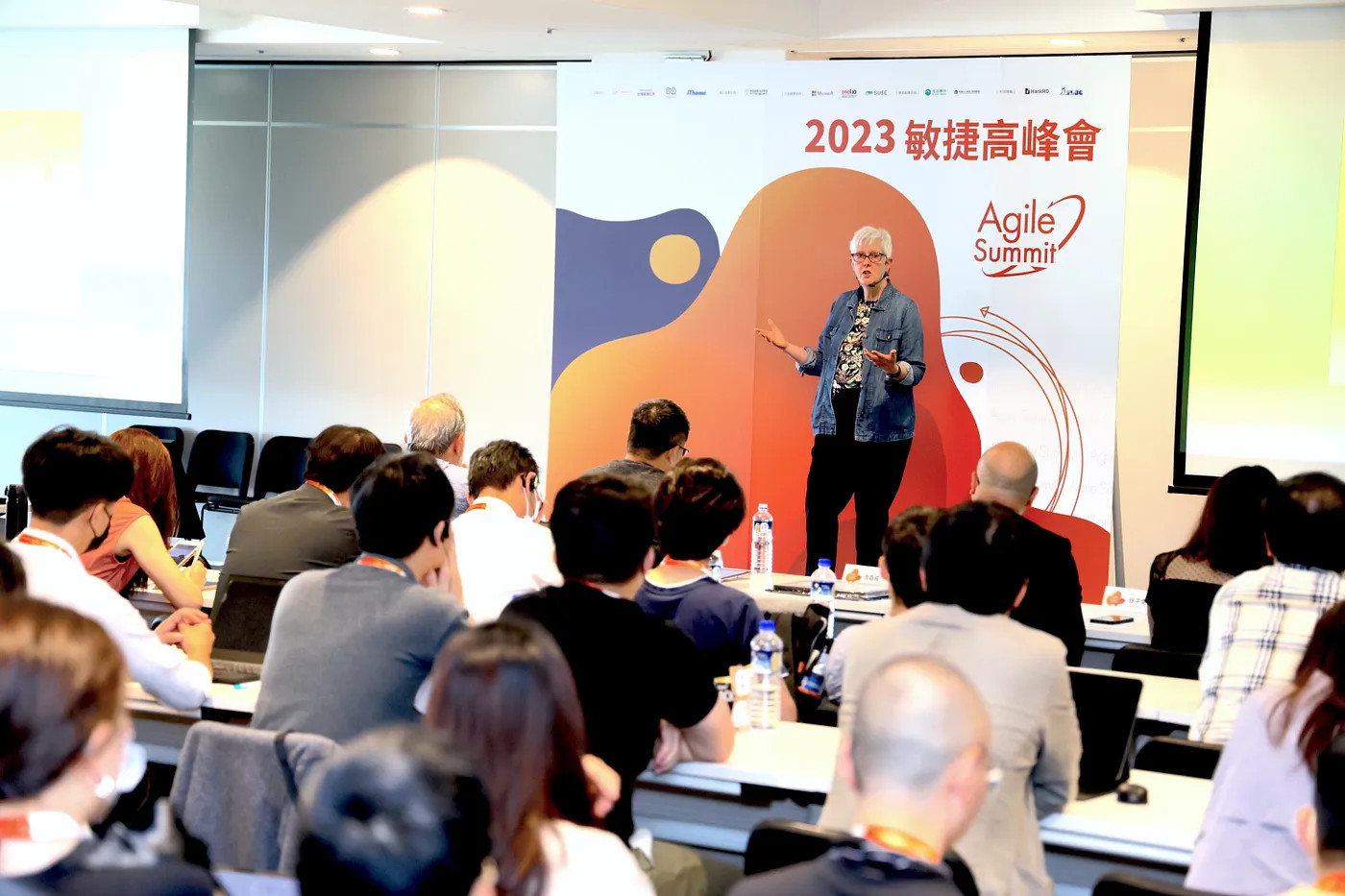 Esther Derby 在演講中提醒了我們:領導不需要頭銜!發揮個人領導力,每個人都可以是領導者。