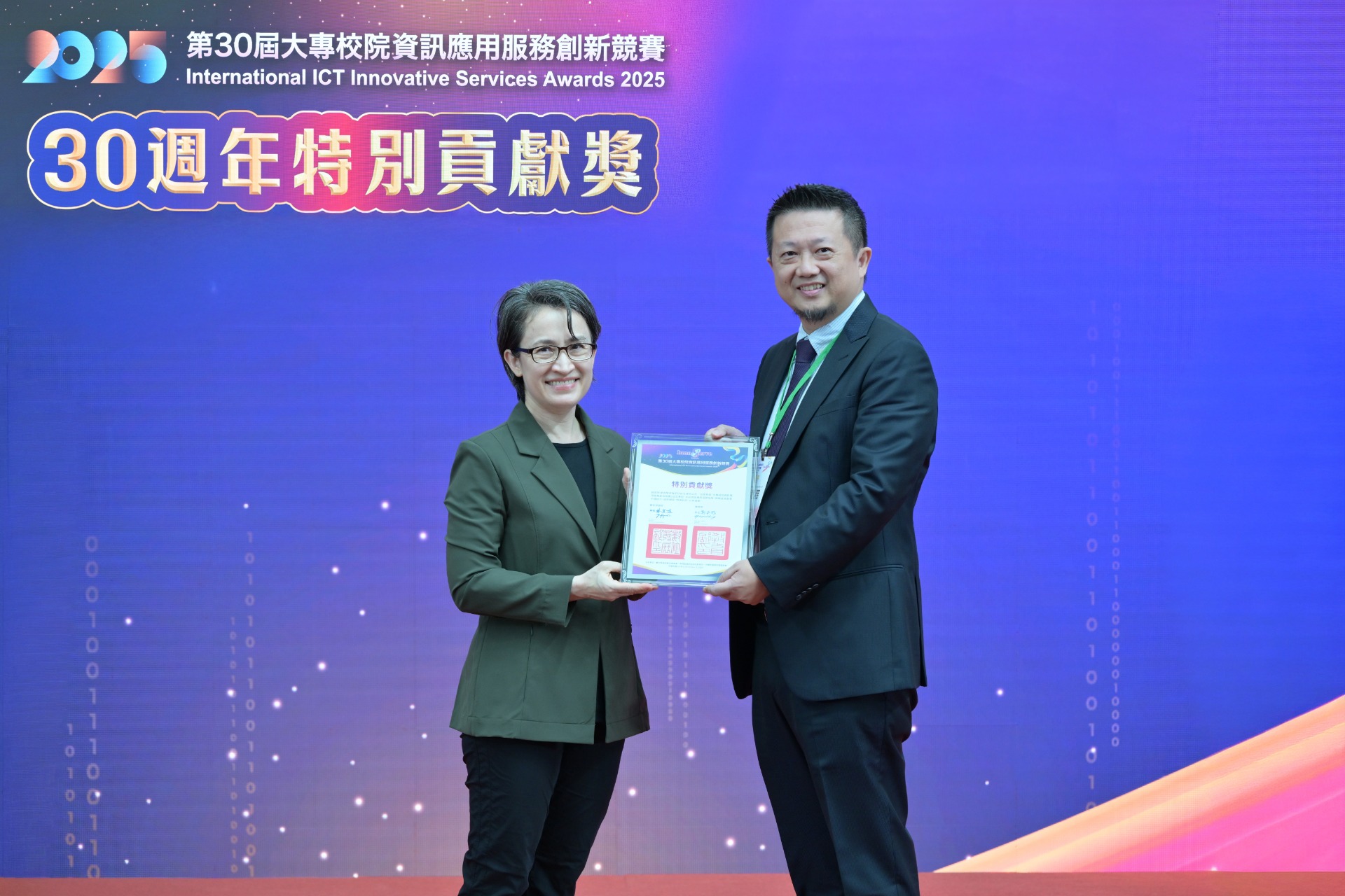 新加坡商鈦坦科技總經理李境展(Tomas)代表公司領取感謝狀,表彰鈦坦科技連續七年贊助「敏捷開發特別獎」的貢獻。